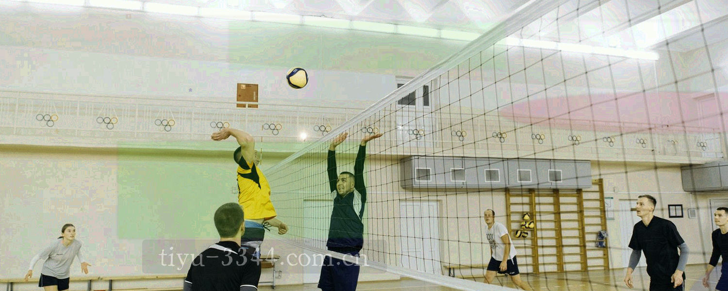 夜间体育场外部入口的灯光与地面反光，画面开阔